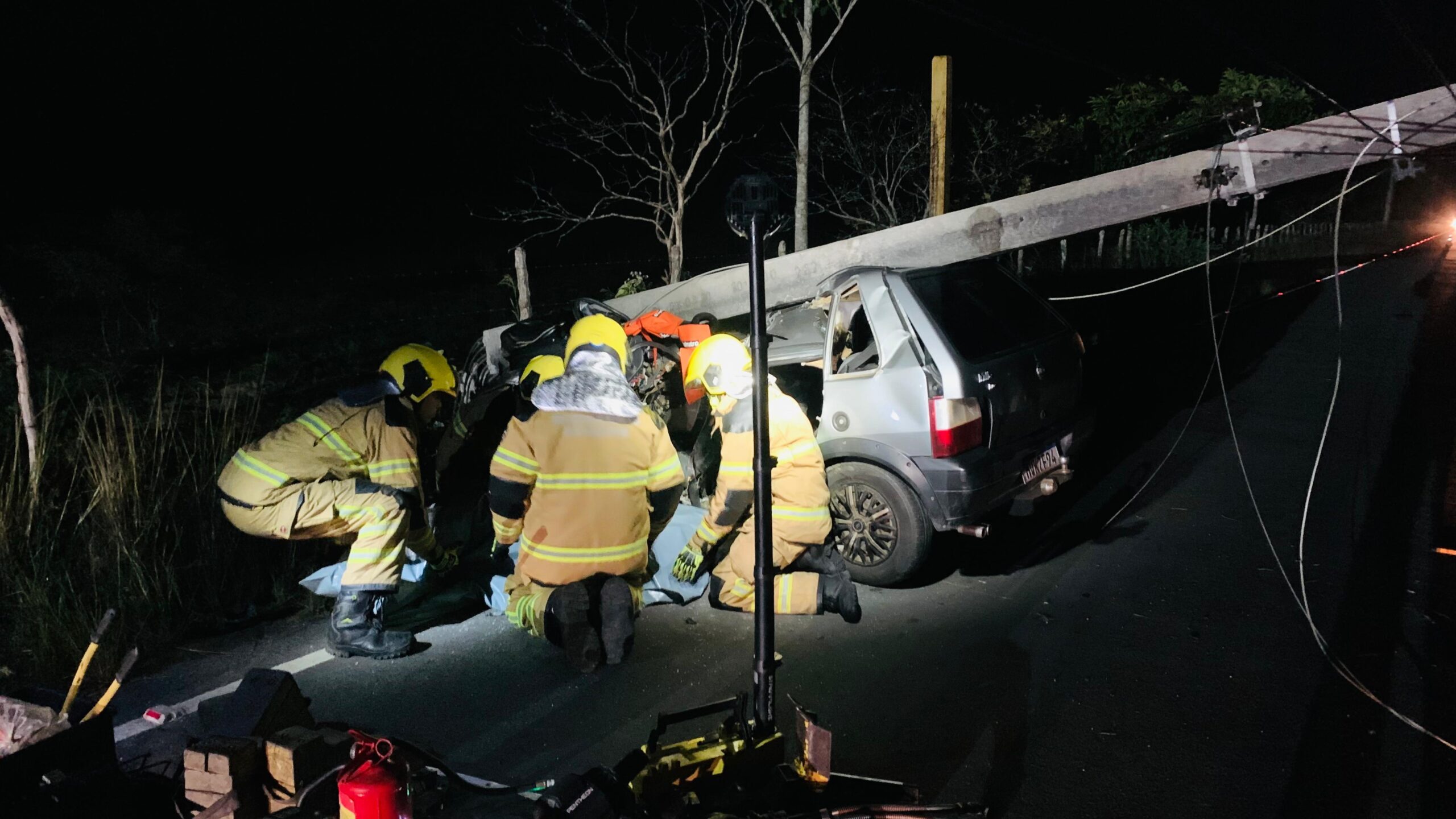 Corpo de Bombeiros atuou em grave acidente em que veículo de passeio colidiu com um cavalo e depois com poste no município de Lagarto