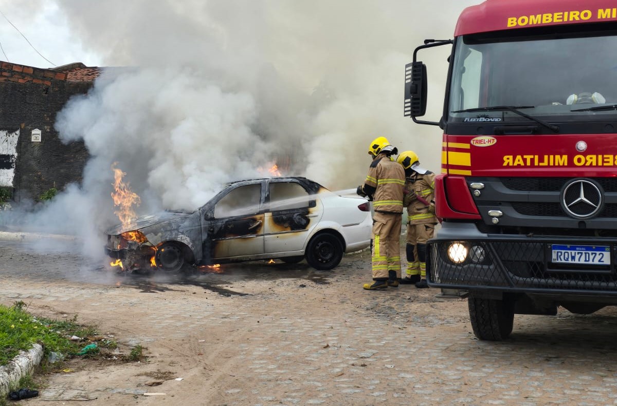 Corpo de Bombeiros atende ocorrência de incêndio em veículo no município de Nossa Senhora do Socorro