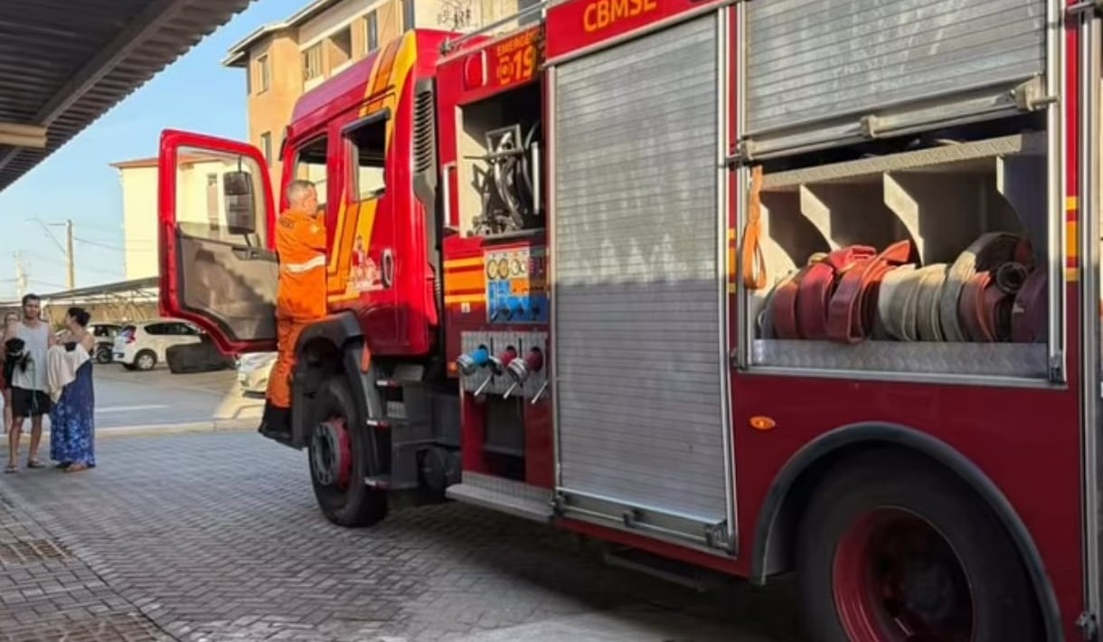 Bombeiros atuam em incêndio na Barra dos Coqueiros