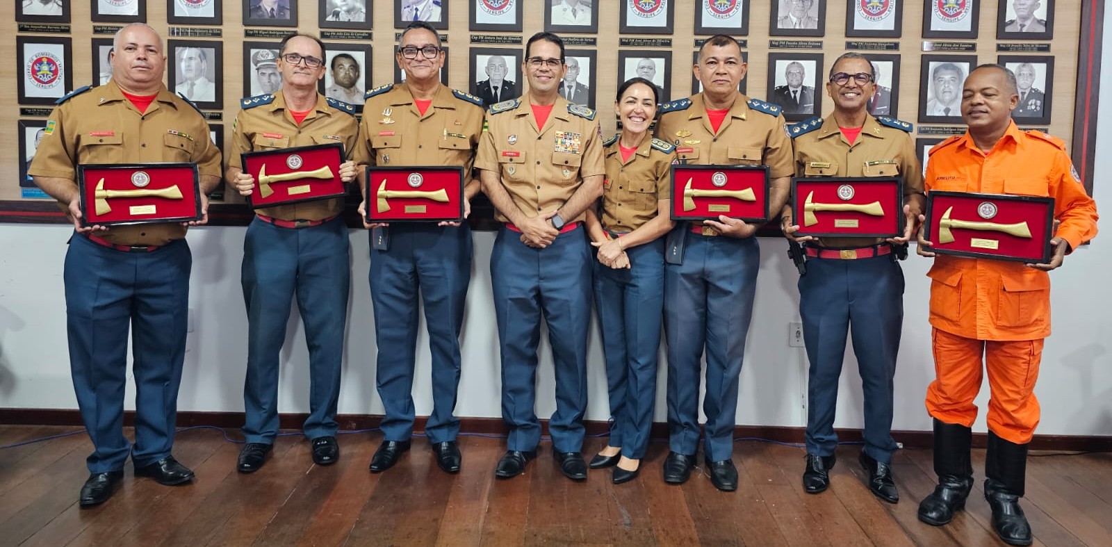Bombeiros recebem machadinha em homenagem aos 30 anos de serviços prestados