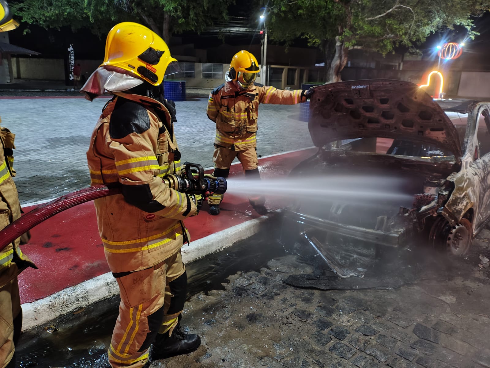 Corpo de Bombeiros combate incêndio em veículo em Boquim