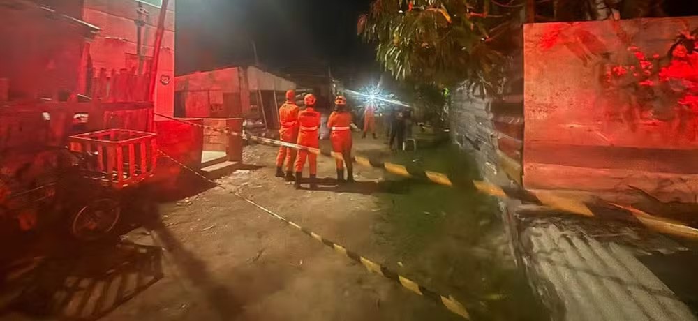 Corpo de Bombeiros resgata homem de residência que cedeu em comunidade de pescadores