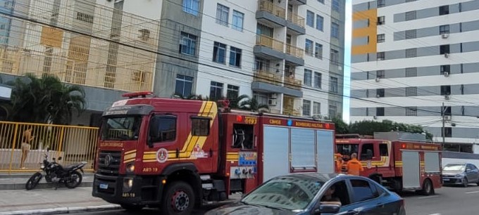 Bombeiros atendem ocorrência de princípio de incêndio em apartamento causado por panela no fogo