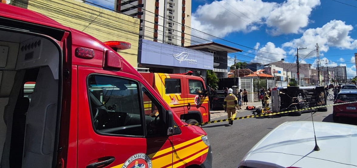 Corpo de Bombeiros resgata mulher em carro que tombou no centro de Aracaju