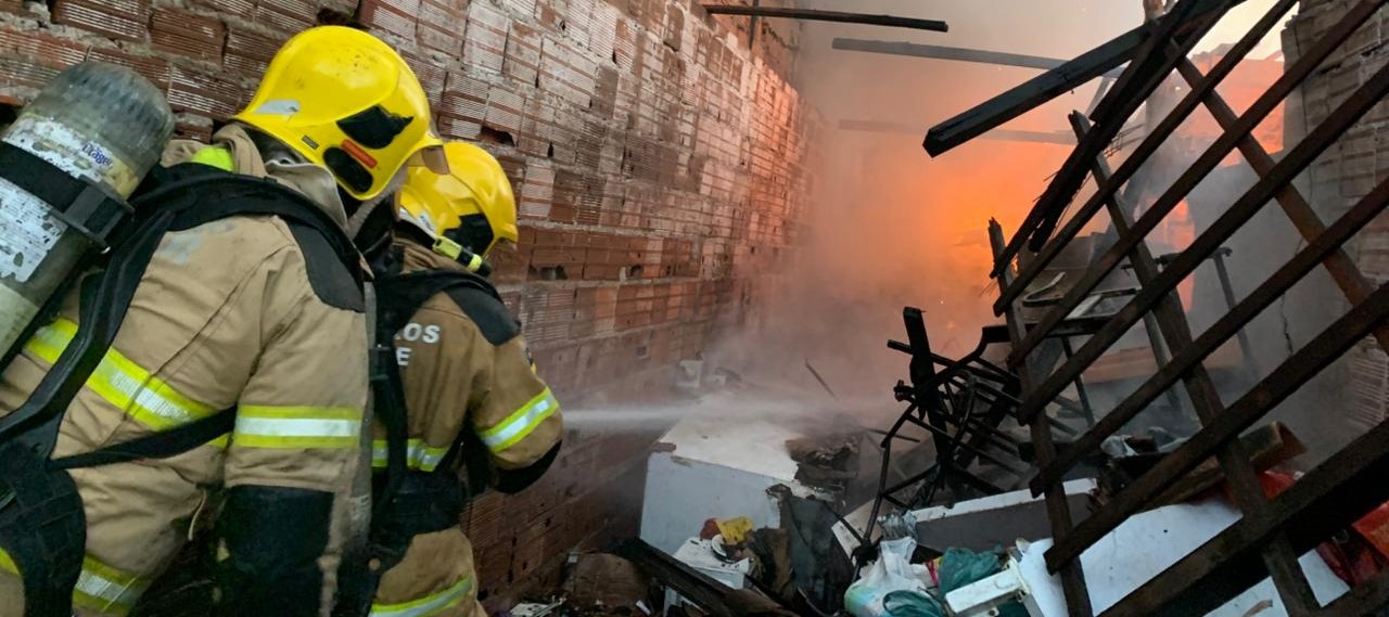 Incêndio em residência que servia de depósito de material reciclável mobiliza bombeiros nesta quinta-feira (11) em Aracaju