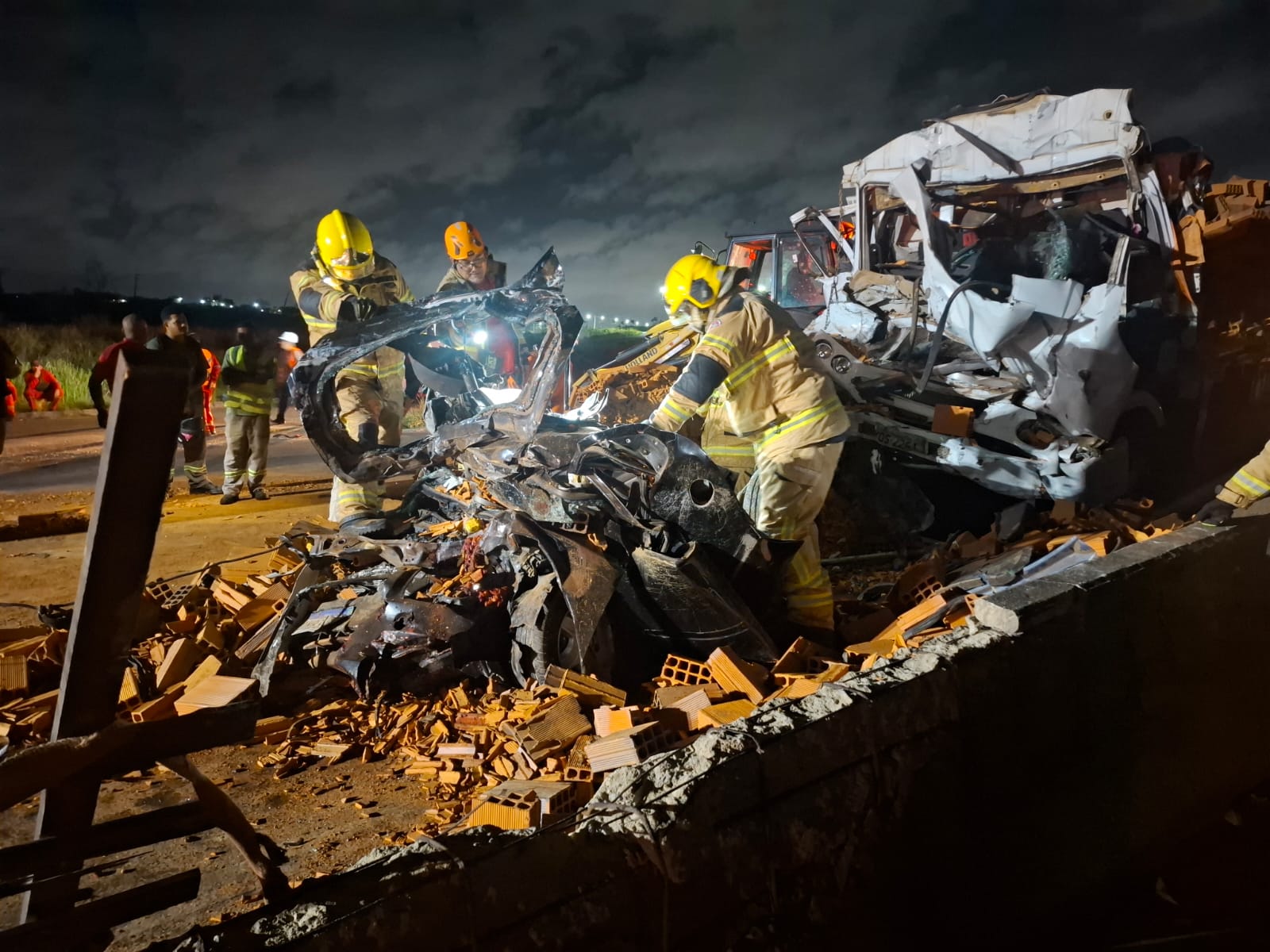 Corpo de Bombeiros atende ocorrência de acidente grave com duas vítimas fatais na BR 101 envolvendo dois veículos de grande porte e um de passeio